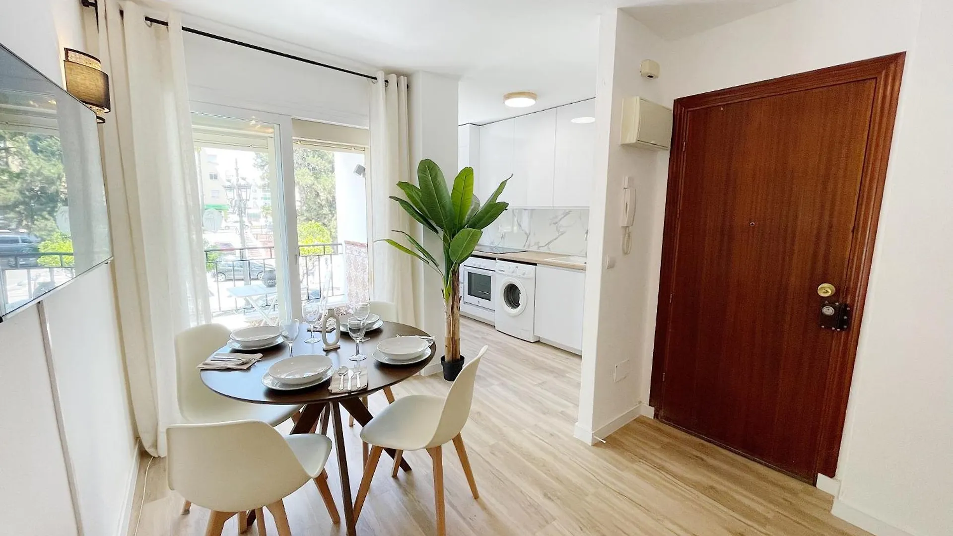 Calm Apartments Estepona Beach: Location, Beach & Old Town